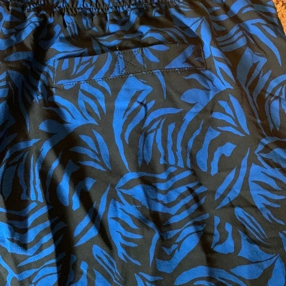 Coolibar Island swim trunks Blue and black print Size XXL UPF 50+
